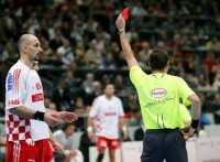 Der zur�ckgekehrte Davor Dominikovic sah in der 52. Minute die Rote Karte.