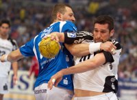 Sverri Andreas Jakobsson attackiert Stefan L�vgren.