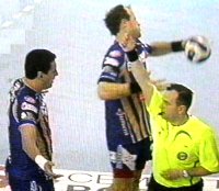 Rote Karte f�r Perez nach einem Foul an Karabatic.