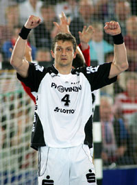 Andrei Xepkin rei�t nach dem Unentschieden die Arme hoch