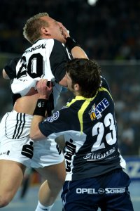 Christian K�hrmanns Griff in Zeitz" Gesicht l�ste Kiels Handbremse