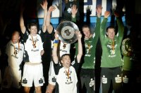 Der gro�e Moment. L�vgren pr�sentiert die Meisterschale.