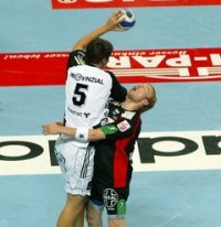 K�mpferisch immer im Mittelpunkt des Geschehens: Yves Gravenhorst im Zweikampf mit Kim Andersson.