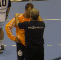 Thierry Omeyer bekommt  vor einem Strafwurf letzte Instruktionen von  Noka Serdarusic.