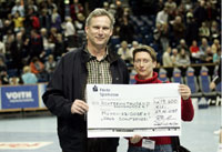 Gerhard Ei�ing und Renate Butler mit dem Scheck.