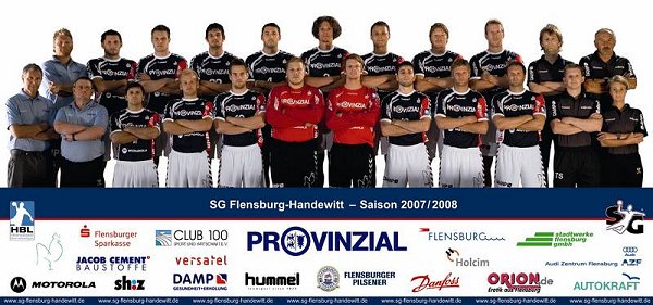 Hinten von links: Co-Trainer Paulsen, Petersson, Knudsen, Lijewski, Lackovic, von Behren, Holmgeirsson, Jensen, Nielsen, Arzt Dr. Mommsen, Physioth. Brink;