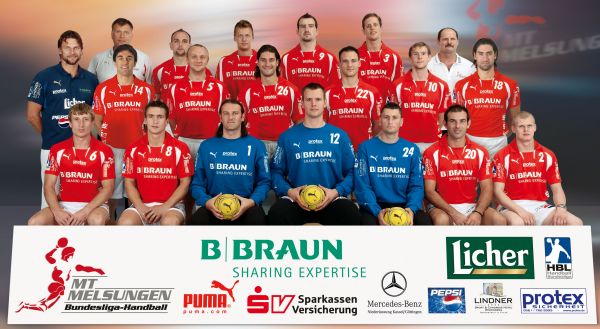 Hinten von links: Sportlicher Leiter F�lker, Hruby, Klitgaard, Valo, Jacobson, Co-Trainer Balogh;Mitte von links: Trainer Hedin, Stojanovic, Kurtschew, Balomenos, Blank, Tellander, Sanikis;