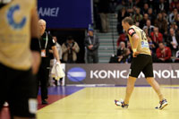 Schock f�r das deutsche Team: Oleg Velyky humpelt  vom Parkett.