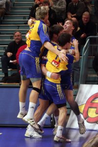 Die Schweden bejubeln Jonas K�llman, der zwei Sekunden vor Schlu� den Siegtreffer schoss.