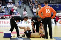 Schrecksekunde: Markus Baur liegt verletzt am Boden.