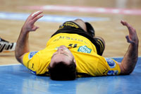 Andrej Klimovets am Boden: Auch bei der dritten Final Four Teilnahme  der Rhein-Neckar L�wen wird es nichts mit dem Pokalsieg.