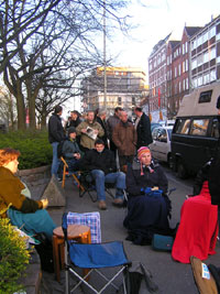 Mit Campingst�hlen, warmen Decken und THW-Schal lie� es sich aushalten.