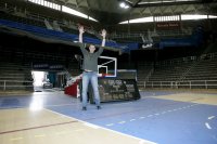 Andrei Xepkin steht an der Stelle im Palau Blaugrana, an der er einst den finalen Wurf des Kielers  Nenad Perunicic blockte und so den Barca-Handballern den Champions League-Sieg 2000 sicherte.