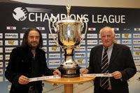 Die jeweiligen Clubvertreter Luis Miguel Lopez und Dietrich Ziemer  pr�sentieren die gezogene Finalpaarung.