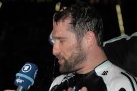 Dusche vor laufenden Kameras: THW-Kapit�n Stefan L�vgren.