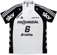 Fantrikots, T-Shirts und vieles mehr gibt es am 13. Dezember in der Sparkassen-Arena-Kiel zu Sonderpreisen.