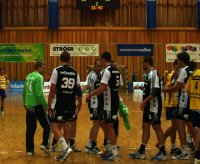 Shakehands nach dem Schlusspfiff.