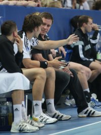 Pause im ersten Spiel: Ahlm diskutiert mit  Alfred Gislason.