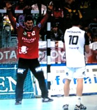 Stefan L�vgren (hier gegen Henning Fritz) verwandelte alle seine acht Siebenmeter sicher.