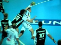 Marcus Ahlm kann Siarhei Rutenka nicht stoppen.