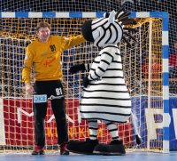 Entspannt: SHV-Torh�ter Igor Levshin freut sich �ber die Tipps von THW-Maskottchen Hein Daddel.