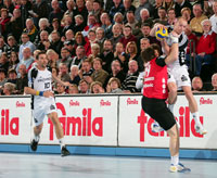 Eine unsch�ne Szene zu Ende der ersten Halbzeit: Stojkovic foult Lundstr�m.