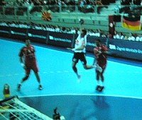 Dominik Klein springt in den Kreis und trifft.