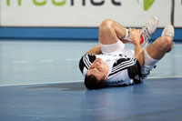 Aufreger Nummer 1: Nach einer Attacke Webers bleibt Dominik Klein liegen, HBW erzielt das 9:5