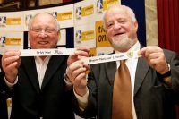 Kultkicker Uwe Seeler und HBL-Spielleiter Uwe Stemberg pr�sentieren das Kieler Halbfinallos.