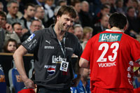 Robert Hedin (hier im Gespr�ch mit Nenad Vuckovic) konnte  zwar mit dem Start seiner Mannschaft zufrieden sein, hatte aber fr�hzeitig Sorgen im rechten R�ckraum.