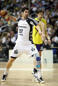 Nikola Karabatic zog sich  bei einem Zusammenprall mit Mark Bult eine Platzwunde zu, konnte aber "getackert" weiterspielen.