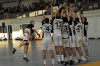 Vor fast ausverkauftem Haus scheitert  Hendrik Pekeler hier  nur knapp an der Mauer des THW Kiel.