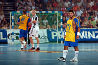 In der zweiten Partie wurde mit mehr Einsatz gespielt, das zerrissene Trikot von Ljubomir Vranjes spricht B�nde.