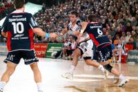 Kein Vorbeikommen gab es in dieser Szene f�r Momir Ilic.