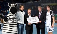 Die Kieler Volksbank, vertreten durch Henning Wurr (2.v.r.), �berreichte der Kieler Sporthilfe, vertreten durch Gerhard M�ller (Mitte), einen Scheck in H�he von 4000 Euro. Links THW-Maskottchen Hein Daddel und Kapit�n 