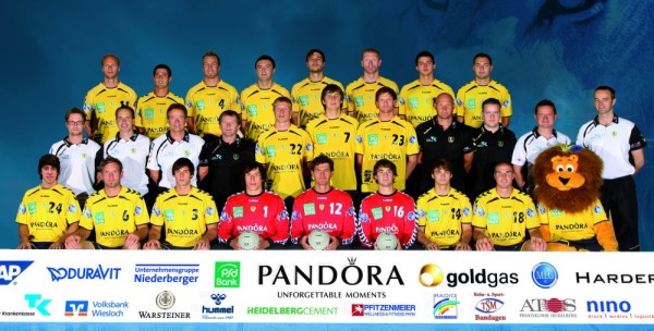 Oben von links: Stefansson, Alvanos, Roggisch, Klimovets, Prieto, Bielecki, Ancsin, M�ller;Mitte von links: Physioth. Pander, Physioth. M�ller, Internist Dr. Steinhauser, Betreuer Hoffmann, Sigurdsson, Harbok, Becker,