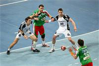 Steter Unruheherd in der Kieler Deckung: Magdeburgs Kreisl�ufer Bartosz Jurecki, hier zwischen dem Mittelblock  Ahlm/Jicha.