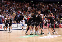Riesiger Jubel nach dem Schlusspfiff: Der THW Kiel hat den HSV Hamburg von der Tabellenspitze gesto�en.