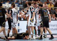 Emotional ging es auf den R�ngen und auf der Platte zu: Ein ums andere Mal bildeten sich kleine "Rudel".