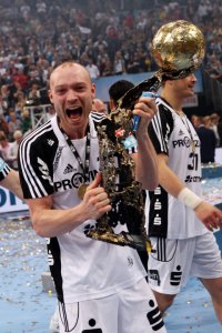 Henrik Lundstr�m drehte eine Jubel-Ehrenrunde mit dem neuen Pokal.