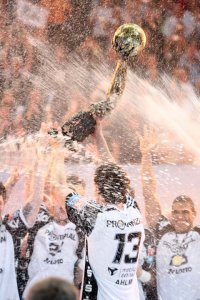 Der gro�e Moment: Marcus Ahlm reckt den riesigen Pokal in die H�he.