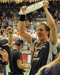 Kapit�n Marcus Ahlm mit der Meisterschale.