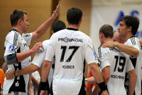 Abklatschen nach dem Turniersieg - der THW bleibt in der Vorbereitung weiterhin ungeschlagen.