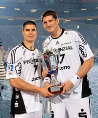 Die Neuzug�nge Milutin Dragicevic und Daniel Kubes mit ihrem ersten Pokal in der Sparkassen-Arena.