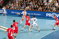 Die Friesenheimer Deckung versuchte alles, war aber im  Laufe der Spielzeit immer chancenloser gegen den Kieler Angriffswirbel.