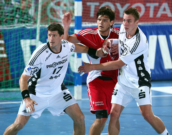 Der neue Kieler Mittelblock um Daniel Kubes und Filip Jicha hatten besonders zu Beginn eine Menge Arbeit mit Evgeni Pevnov.