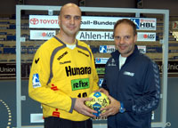 Srdjan Djordjevic (hier mit Trainer Jens Pf�nder) vertritt bis zur  WM-Pause den verletzten Tomas Mrkva.