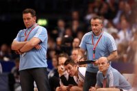 Anspannung auf der Bank: Das Spitzenspiel war nichts f�r schwache Nerven.