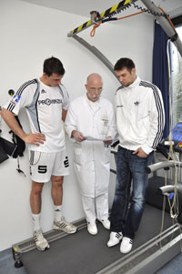 Direkt nach dem Leistungstest werten Sportler und Mediziner die  Ergebnisse aus. Oberarzt Dr. Klaus Peter Mellwig wird dabei in die  Fl�gelzange der deutschen Nationalmannschaft genommen: Linksau�en  Dominik Klein und Rechtsau�en 