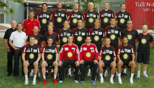 Oben von links: Alvanos, Siodmiak, Just, Niemeyer, Remer, Frank L�ke; Mitte von links: GF K�lling, Gauselmann, Teammanager Feric, Co-Trainer Borgmann, Betreuer Kleine, Tesch, Gustafsson, Hansen, Wiese,